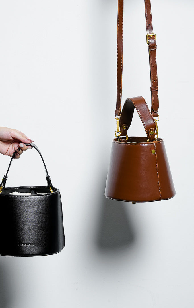 Avelisse Bag warna brown, tas jinjing bucket bag wanita bahan kulit cokelat terstruktur dengan sistem serutan kanvas dalam dari This Is April.