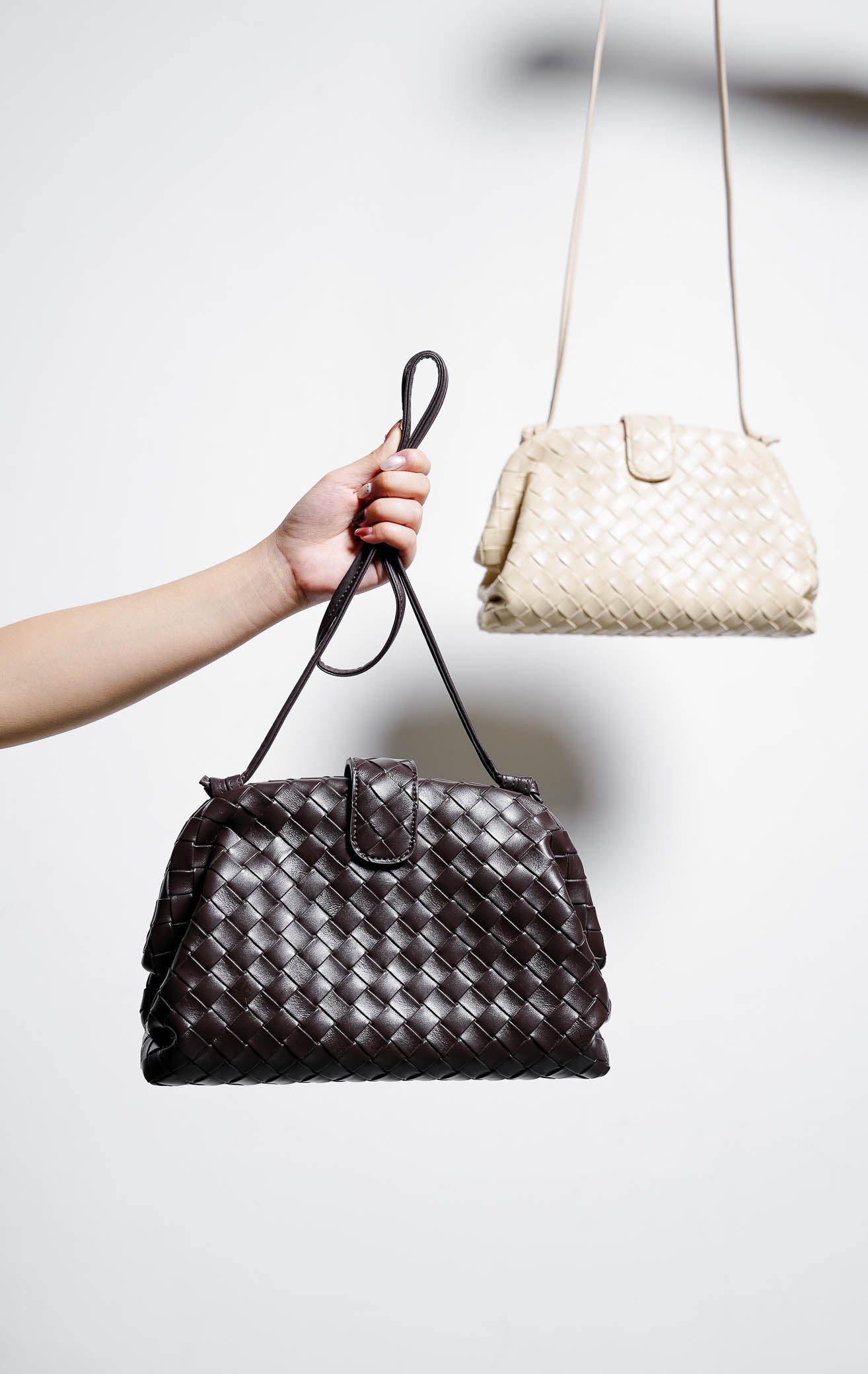 Veony Bag warna dark brown, tas selempang atau tas bahu wanita model anyaman kulit warna cokelat tua dari This Is April.
