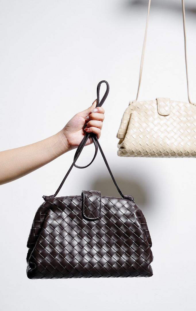 Veony Bag warna dark brown, tas selempang atau tas bahu wanita model anyaman kulit warna cokelat tua dari This Is April.