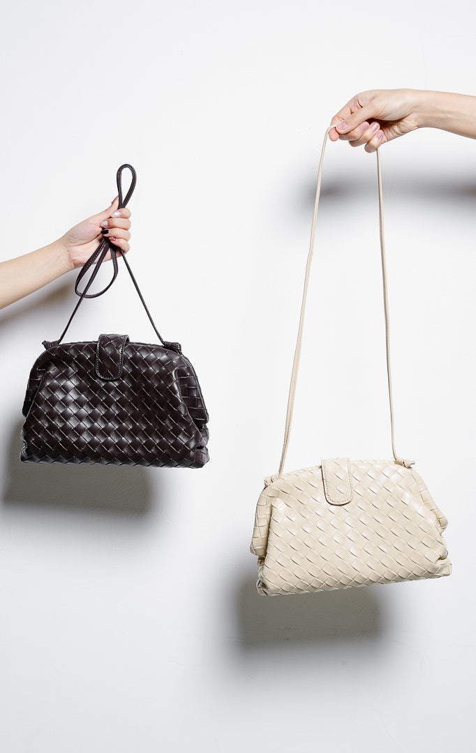 Veony Bag warna ivory, tas selempang atau tas bahu wanita model pouch dumpling anyaman kulit warna putih gading dari This Is April. 