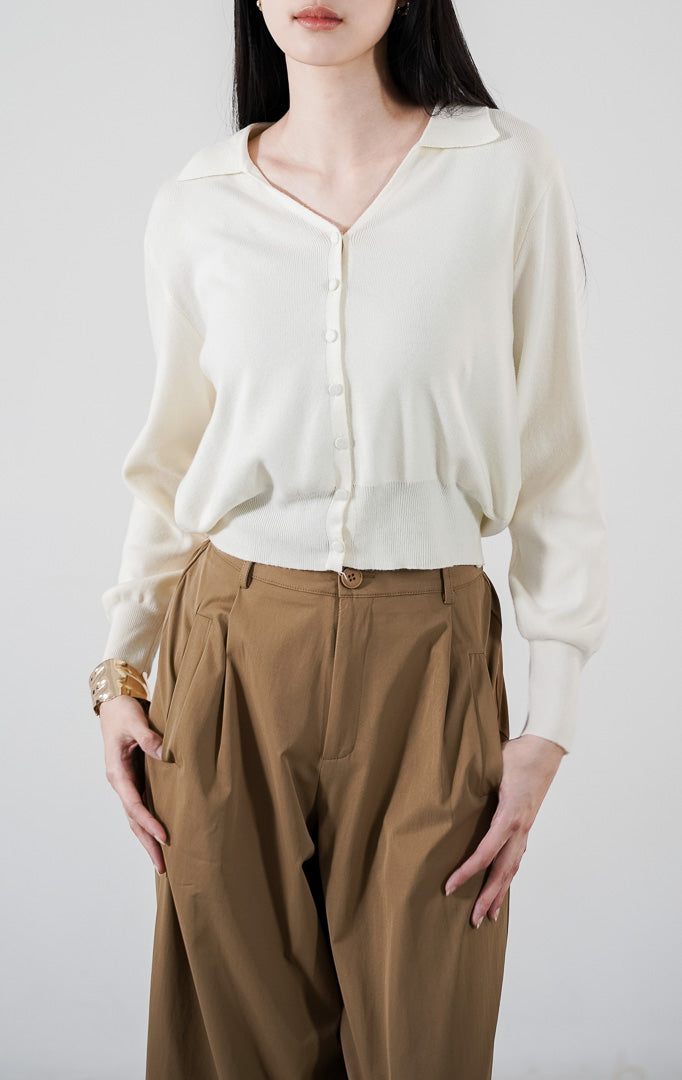 Teja Cardigan warna ivory, kardigan rajut lengan panjang dengan kerah dan kancing bungkus, dipadukan dengan celana khaki1