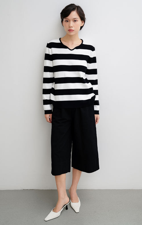 Sweter rajut wanita warna hitam (black) Thalassa Sweater bermotif garis-garis (striped) berbahan rib knit yang lembut dan elastis.