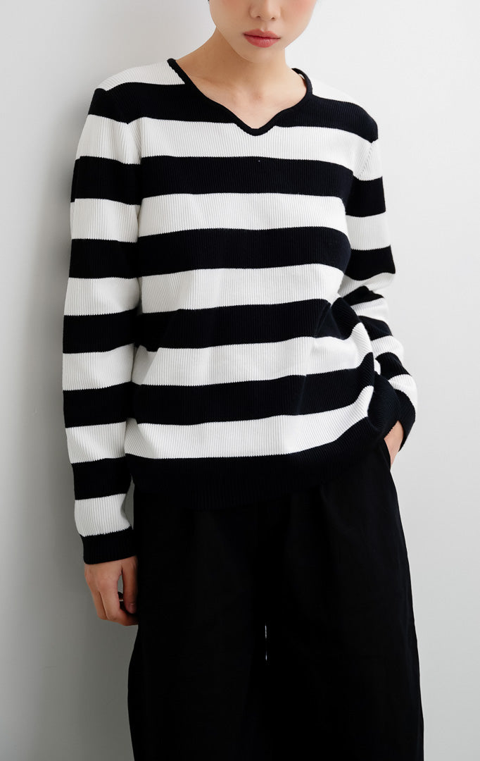Sweter rajut wanita warna hitam (black) Thalassa Sweater bermotif garis-garis (striped) berbahan rib knit yang lembut dan elastis.