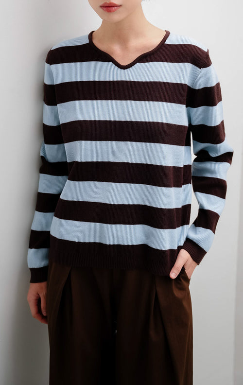 Sweter rajut wanita warna biru (blue) Thalassa Sweater bermotif garis-garis (striped) berbahan rib knit yang lembut dan elastis.