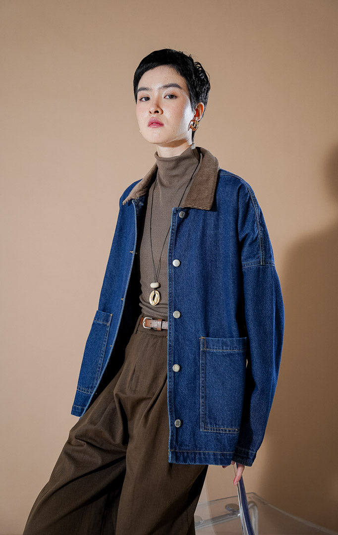 Aleryn Jacket Dark Denim dari This Is April, jaket denim oversized wanita dengan detail kerah korduroi cokelat kontras dan kancing depan.
