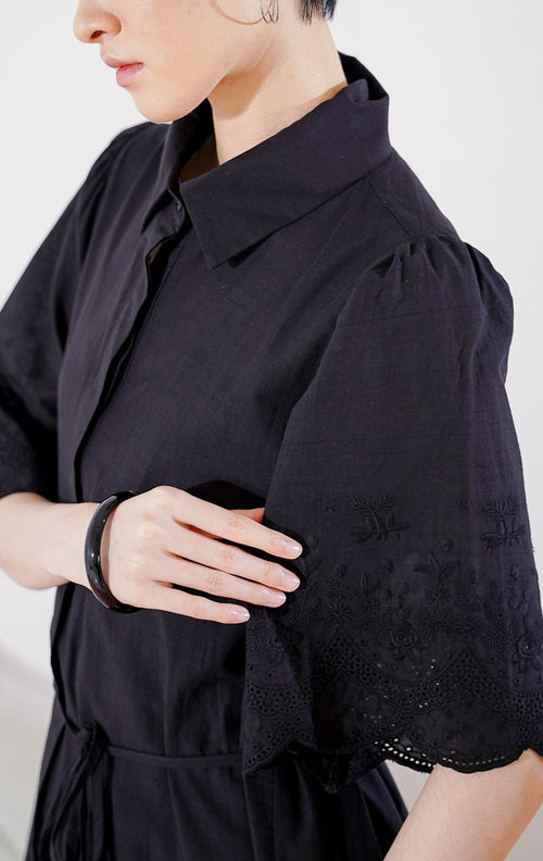 Maxi dress wanita This Is April Alessio Dress warna hitam, lengan pendek berkerah klasik, dengan kancing depan penuh, detail bordir, dan tali pengikat pinggang