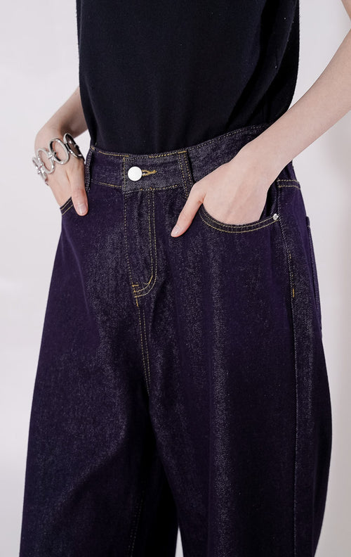 Celana jeans kulot wanita This Is April Alfred Pants warna dark denim, detail dua kancing depan, jahitan kontras warna kuning, dan karet pinggang di bagian belakang. 
