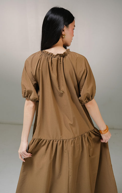 Gaun panjang lengan pendek wanita This Is April Aliyna Dress warna cokelat tua (brown), model tiered maxi dress dengan detail kerah bulat kerut karet dan tali ikat pita di bagian dada. 