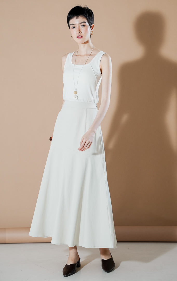 Amanda Skirt Ivory dari This Is April, rok panjang A-line maxi warna putih gading (ivory) bahan katun dengan detail jahitan terstruktur.