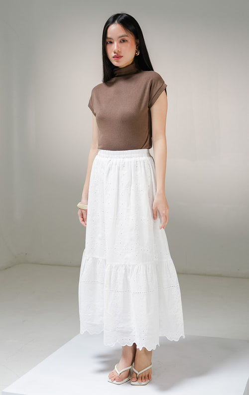 Rok panjang midi wanita This Is April Analeia Skirt warna putih, model tiered skirt dari bahan kain katun bordir bolong katbol dengan ban pinggang karet penuh. 