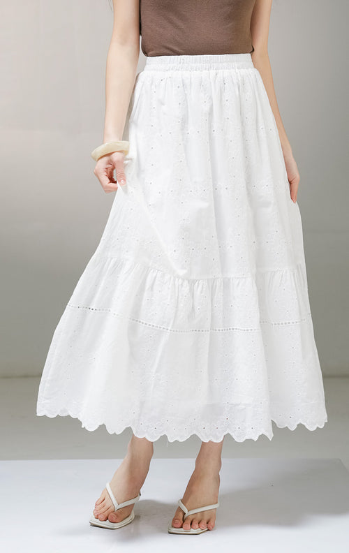 Rok panjang midi wanita This Is April Analeia Skirt warna putih, model tiered skirt dari bahan kain katun bordir bolong katbol dengan ban pinggang karet penuh. 