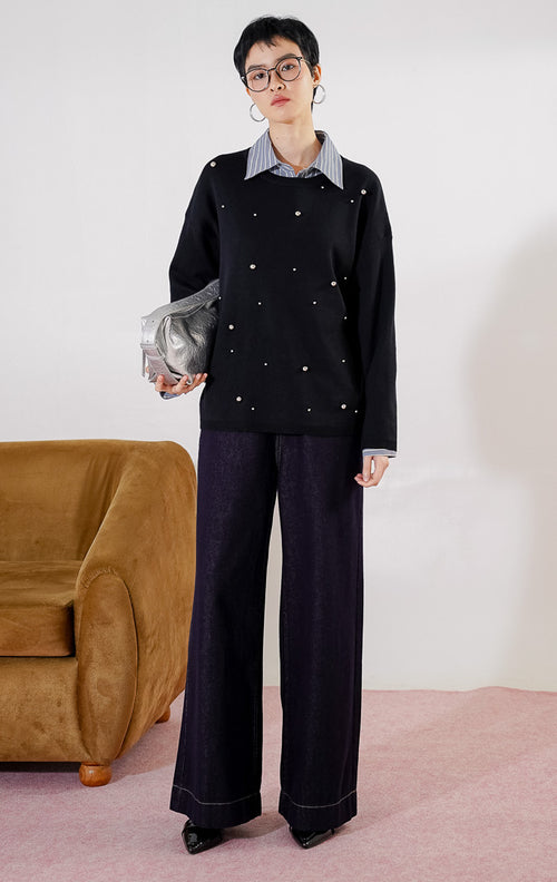 Tampak depan This Is April Ardena Sweater warna hitam, berupa sweater rajut lengan panjang wanita dengan detail aksen mutiara yang tersebar di bagian depan 