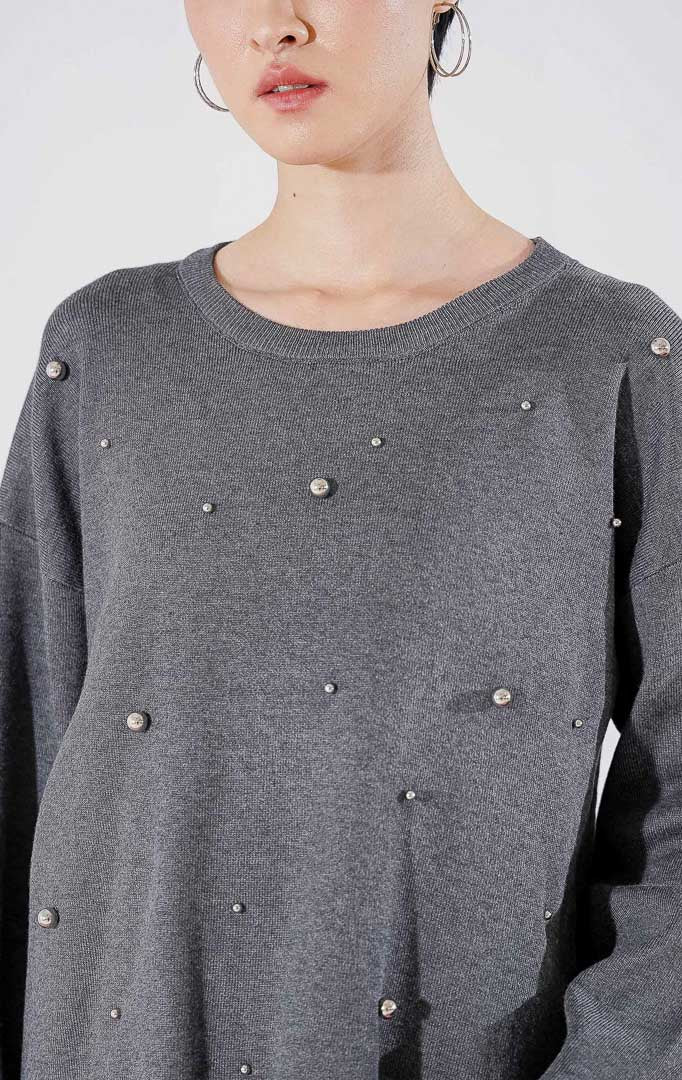Tampak depan This Is April Ardena Sweater warna dark grey, berupa sweater rajut lengan panjang wanita dengan detail aksen mutiara yang tersebar di bagian depan 