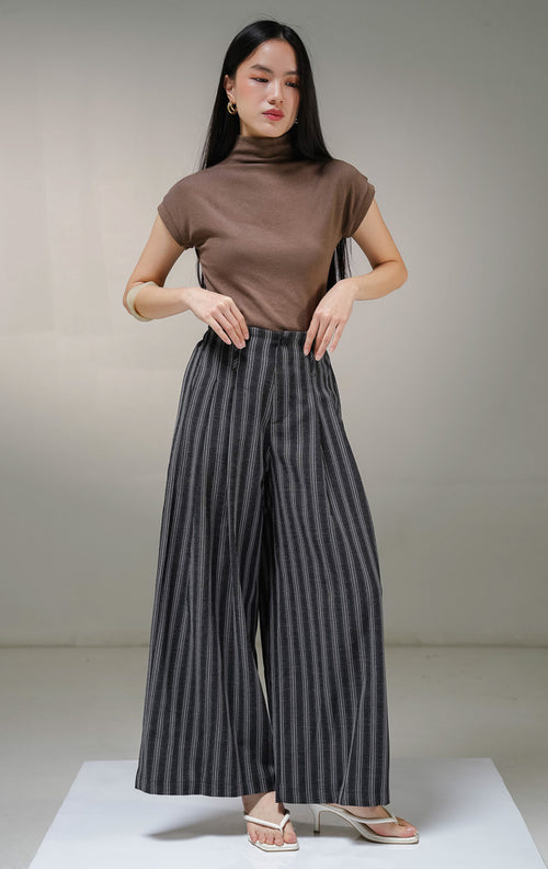 Celana panjang kulot wanita This Is April Ariphron Pants warna hitam abu-abu motif garis-garis putih vertikal pinstripe, dilengkapi detail saku samping dan karet pinggang belakang.