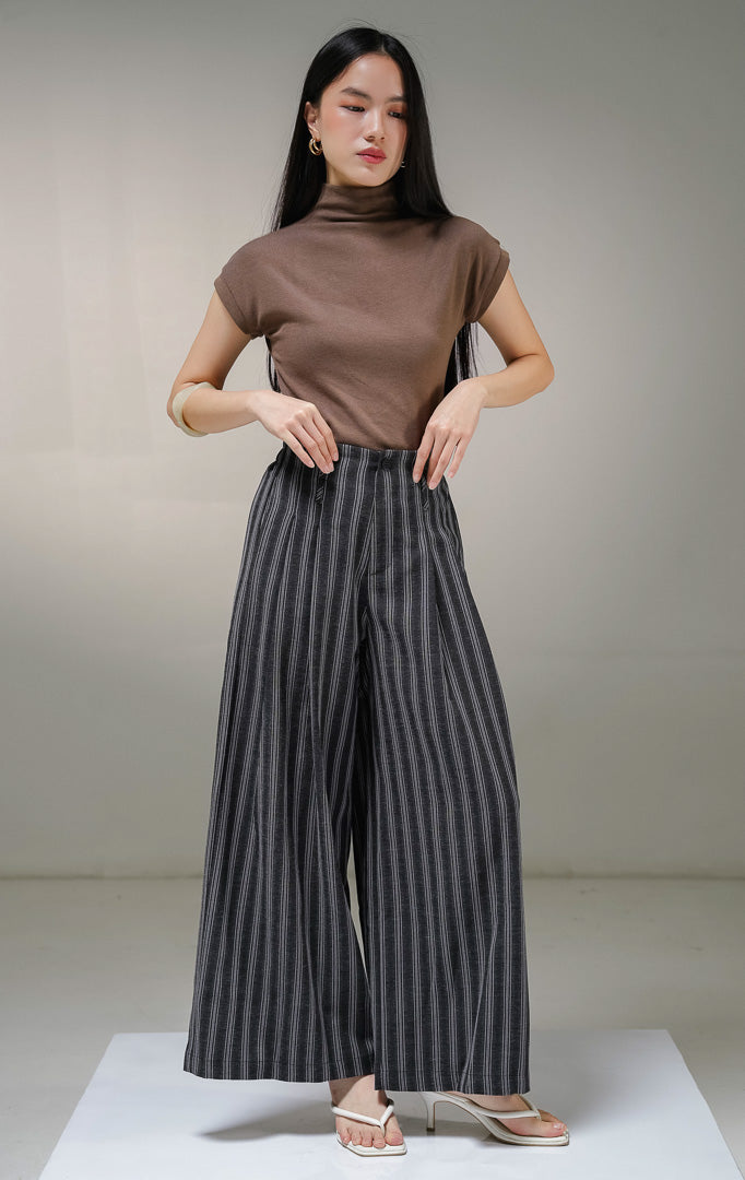 Celana panjang kulot wanita This Is April Ariphron Pants warna hitam abu-abu motif garis-garis putih vertikal pinstripe, dilengkapi detail saku samping dan karet pinggang belakang.