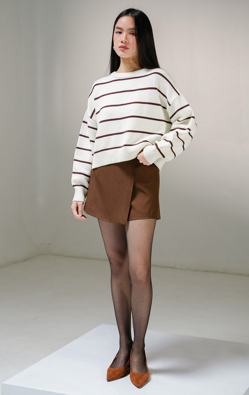 Atasan sweater rajut lengan panjang wanita This Is April Ashbury Sweater warna ivory dengan motif garis horisontal cokelat tua dan detail kerah bulat.