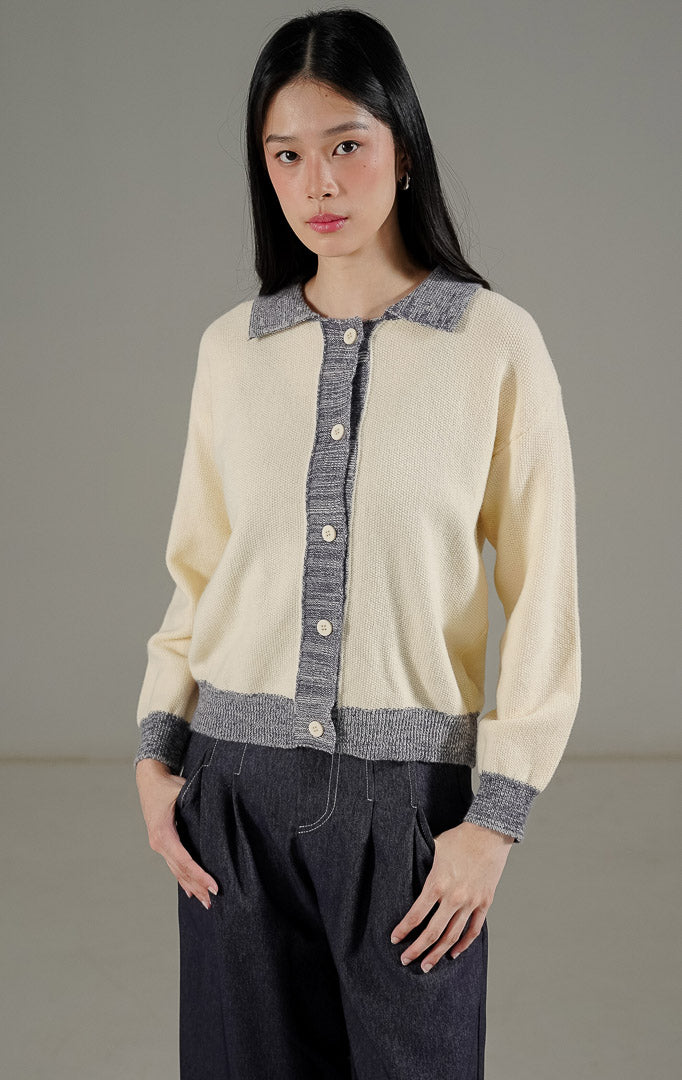 Aysel Cardigan Ivory dari This Is April, cardigan rajut lengan panjang warna putih ivory dengan detail kerah dan garis kancing kontras abu-abu