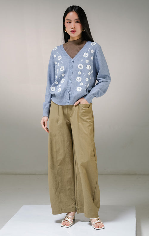 Kardigan rajut lengan panjang wanita This Is April Bentleigh Cardigan warna biru muda, kerah v-neck dengan kancing depan penuh senada dan detail motif bordir bunga warna putih di bagian depan. 