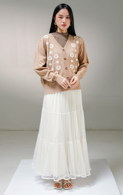 Kardigan rajut lengan panjang wanita This Is April Bentleigh Cardigan warna cokelat muda (light brown), kerah v-neck dengan kancing depan penuh dan detail motif bordir bunga warna putih di bagian depan. 