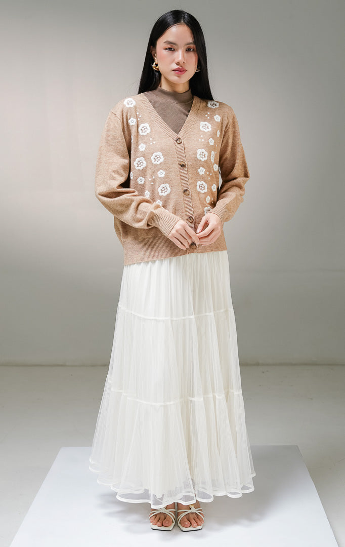 Kardigan rajut lengan panjang wanita This Is April Bentleigh Cardigan warna cokelat muda (light brown), kerah v-neck dengan kancing depan penuh dan detail motif bordir bunga warna putih di bagian depan. 
