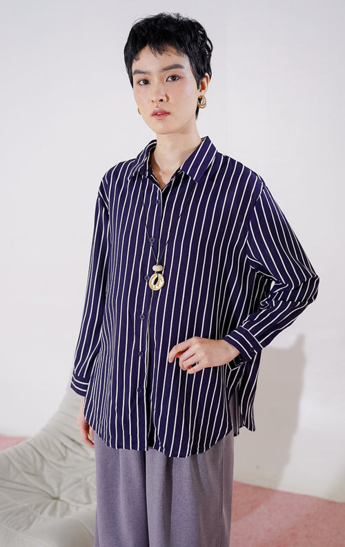 Kemeja lengan panjang wanita This Is April Blake Top warna navy dengan motif garis vertikal putih, kerah klasik, dan full kancing depan. 