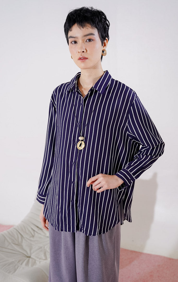 Kemeja lengan panjang wanita This Is April Blake Top warna navy dengan motif garis vertikal putih, kerah klasik, dan full kancing depan. 