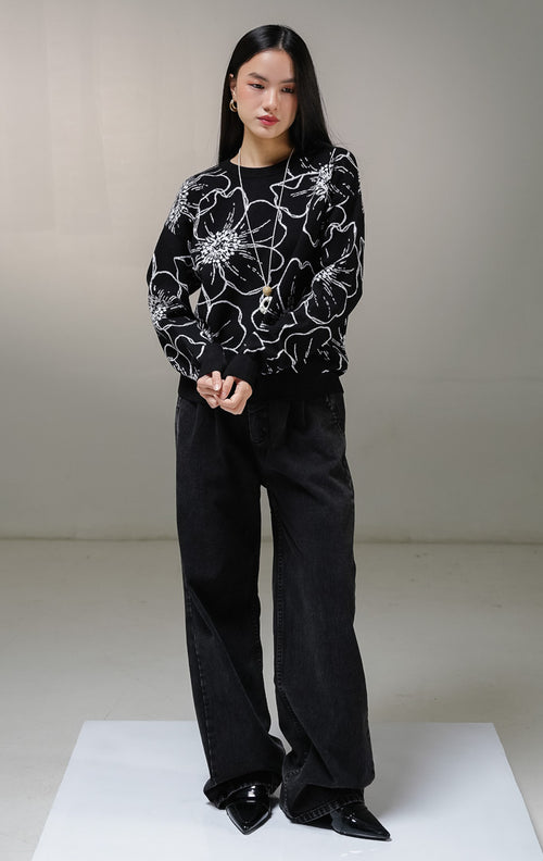 Atasan sweater rajut lengan panjang wanita This Is April Bowelle Sweater warna hitam, model kerah bulat crewneck dengan motif outline bunga besar warna putih di seluruh pakaian. 