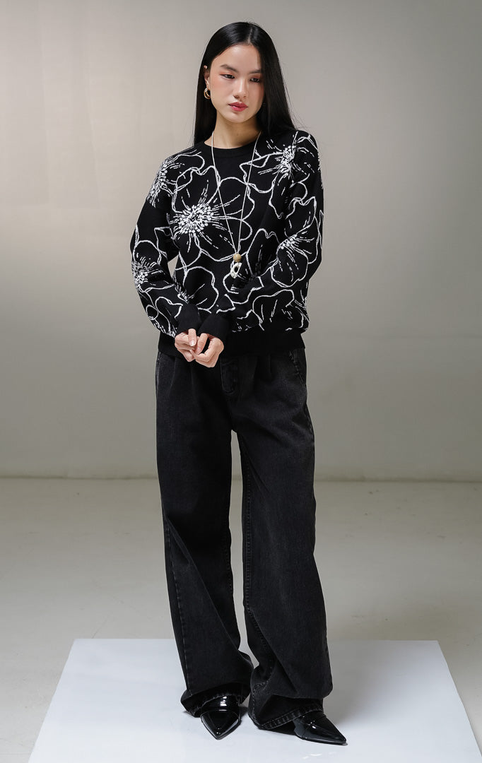 Atasan sweater rajut lengan panjang wanita This Is April Bowelle Sweater warna hitam, model kerah bulat crewneck dengan motif outline bunga besar warna putih di seluruh pakaian. 