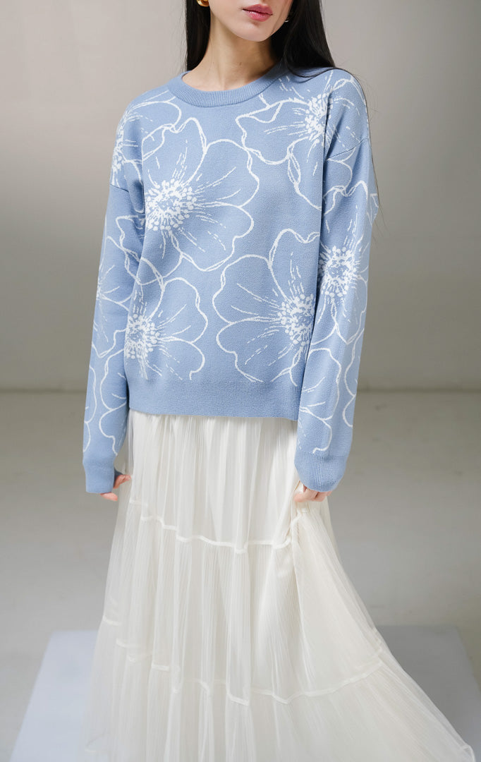 Atasan sweater rajut lengan panjang wanita This Is April Bowelle Sweater warna biru muda, model kerah bulat crewneck dengan motif outline bunga besar warna putih di seluruh pakaian. 