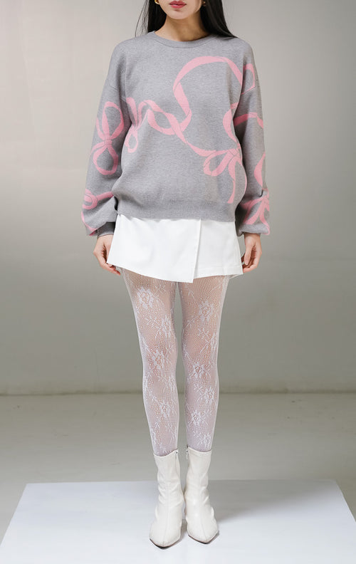 Atasan sweater rajut lengan panjang wanita This Is April Callie Sweater warna abu-abu (grey), model kerah bulat dengan detail motif grafis jalinan pita warna merah muda (pink) di bagian depan dan lengan. 