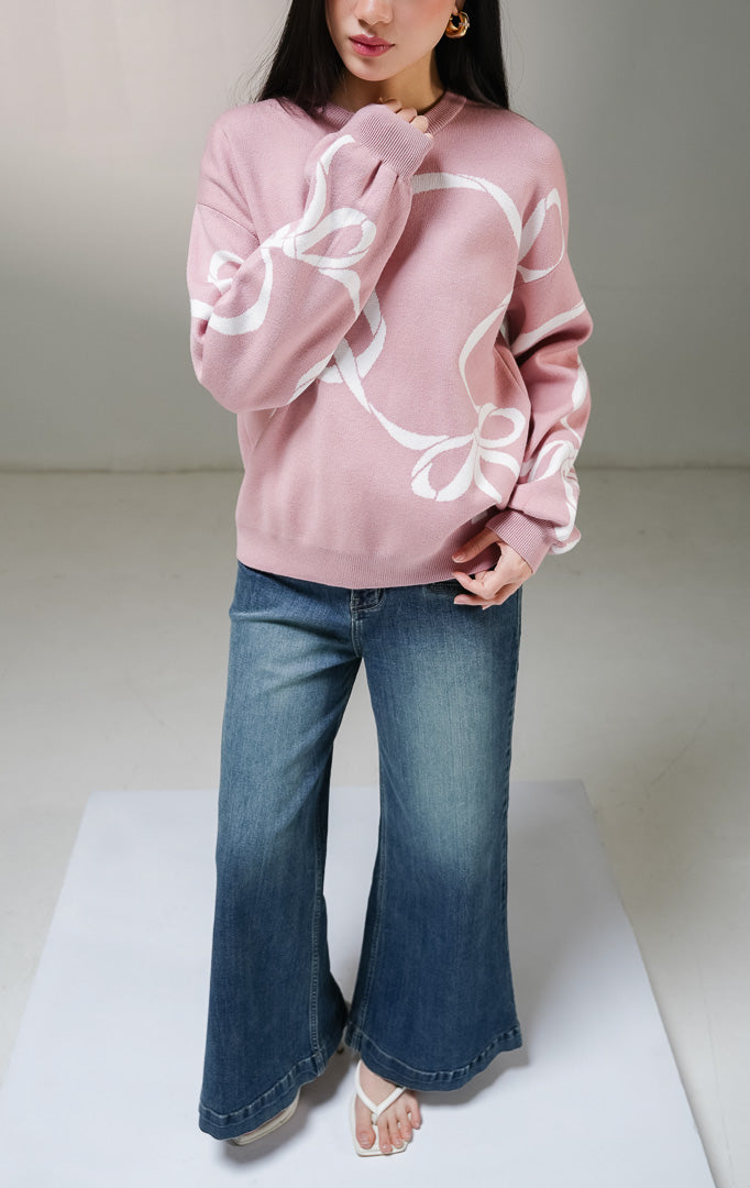 Atasan sweater rajut lengan panjang wanita This Is April Callie Sweater warna dusty pink, model kerah bulat dengan detail motif grafis garis lengkung abstrak warna putih di bagian depan dan lengan. 
