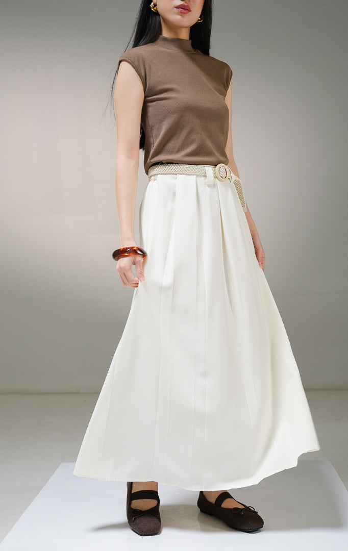 Rok panjang wanita This Is April Christine Skirt warna ivory (krem), model rok a-line dengan detail lipit rampel depan, lubang tempat sabuk, dan karet pinggang elastis belakang.
