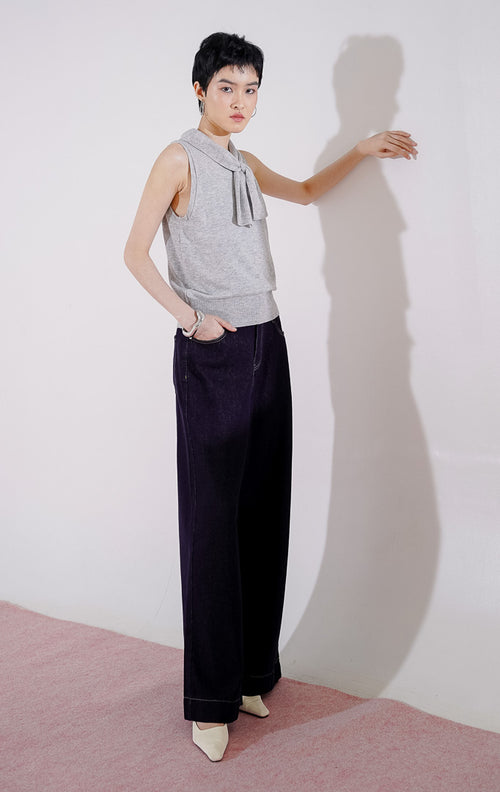 Tampak depan This Is April Claude Top warna abu-abu muda (light grey), atasan rajut tanpa lengan (sleeveless) dengan detail kerah pita dan kancing depan. 