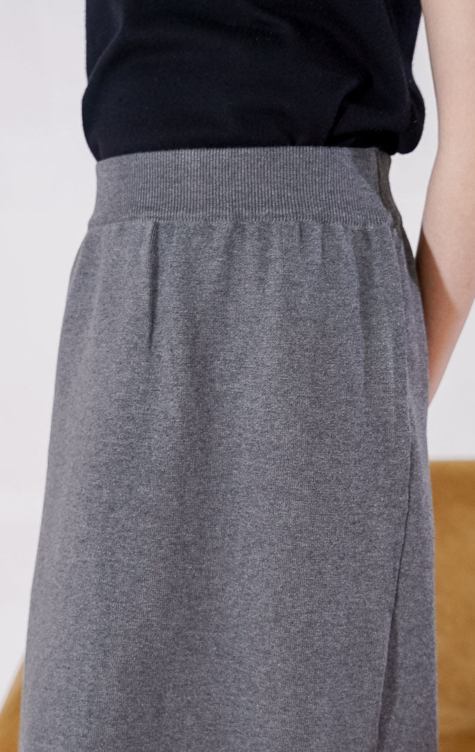 Rok rajut wanita This Is April Claudia Skirt warna dark grey, model span (pencil skirt) bahan knit stretch dengan pinggang karet elastis 
