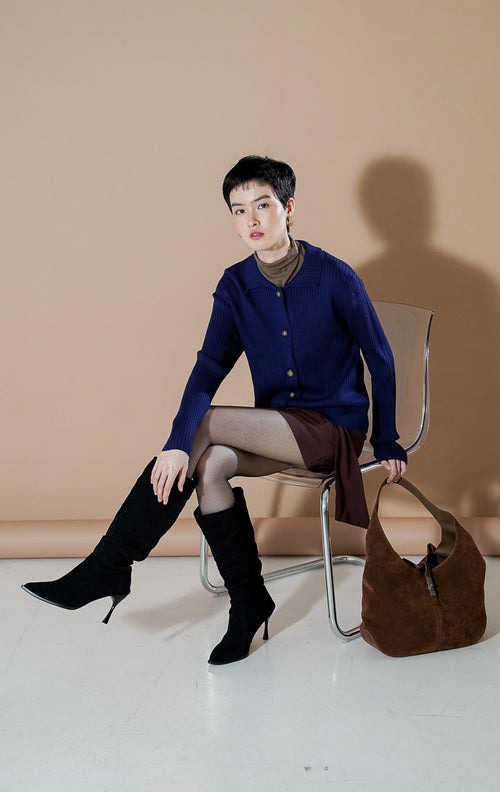 Daenery Cardigan Dark Blue dari This Is April, cardigan rajut lengan panjang warna biru tua dengan tekstur ribbed, detail kerah, dan kancing depan