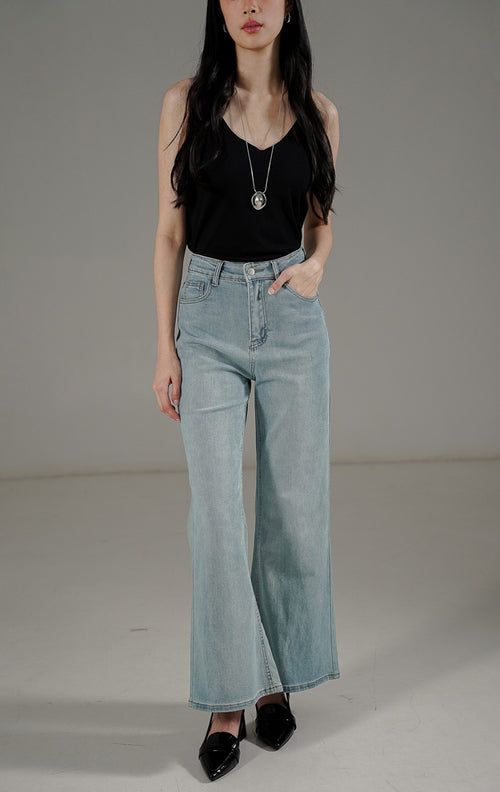 Celana panjang wanita Dolores Jeans warna biru muda (light denim) dari This Is April, dengan potongan wide-leg cut yang memberikan siluet kaki panjang.