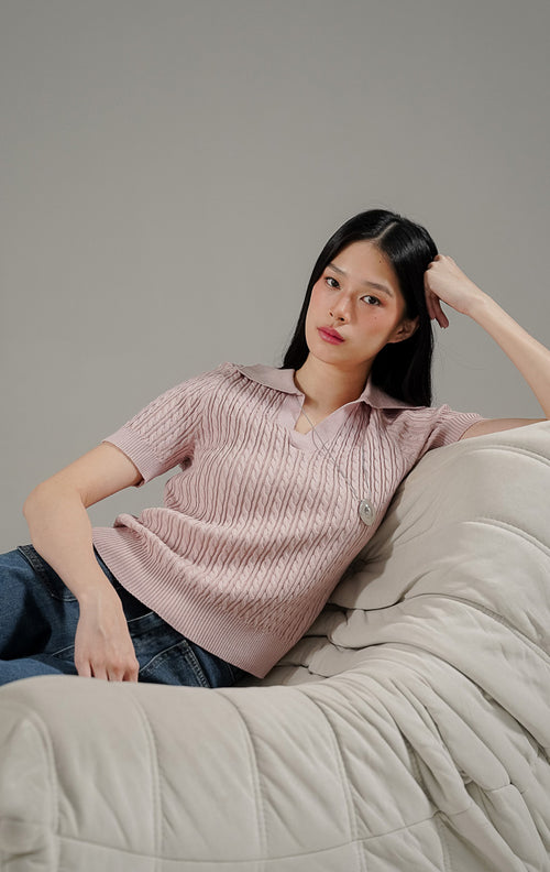 Eiden Top Pink dari This Is April, atasan rajut lengan pendek warna pink dusty dengan motif ulir (cable knit) dan kerah V.