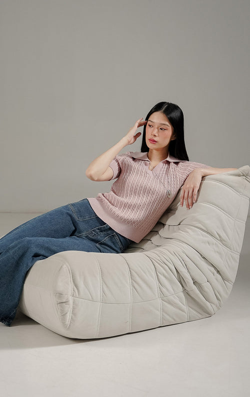 Eiden Top Pink dari This Is April, atasan rajut lengan pendek warna pink dusty dengan motif ulir (cable knit) dan kerah V.