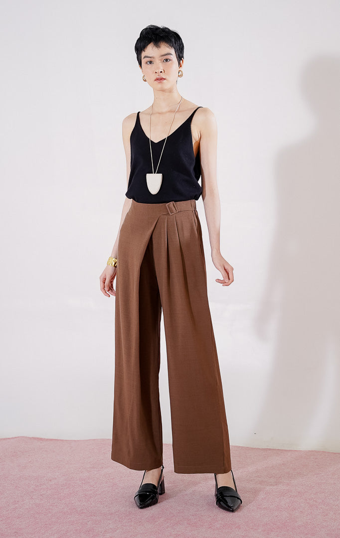Celana panjang wanita berbahan katun campuran This Is April Ellen Pants warna dark brown, berpotongan lurus dengan detail sabuk built-in di bagian depan, aksen lipit, dan karet pinggang belakang 
