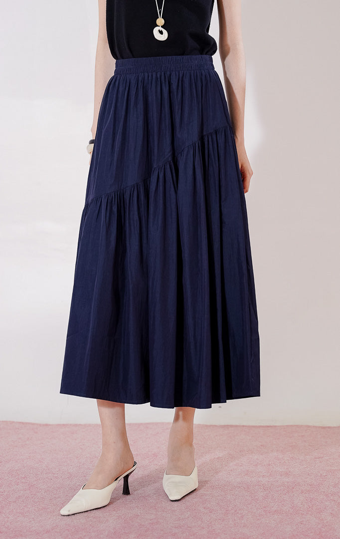Tampil chic dengan Ember Skirt Navy dari This Is April. Rok panjang navy dengan panel asimetris bersusun yang flowy & pinggang karet elastis. Beli sekarang!