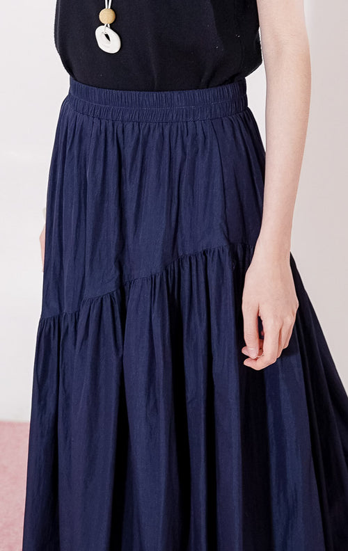 Tampil chic dengan Ember Skirt Navy dari This Is April. Rok panjang navy dengan panel asimetris bersusun yang flowy & pinggang karet elastis. Beli sekarang!