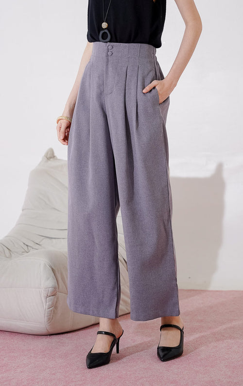 Celana panjang wanita This Is April Endellion Pants warna abu-abu, berbahan katun dengan potongan high-waist, detail dua kancing depan, lipit (pleats) rapi, dan karet pinggang di bagian belakang. 