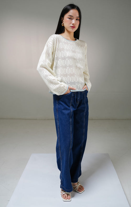 Atasan sweater rajut lengan panjang wanita This Is April Evie Sweater warna ivory, model mesh knit berlubang transparan dengan aksen list tipis warna biru muda pada kerah bulat dan ujung bawah pakaian. 