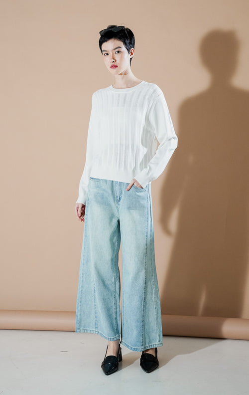 Fifiya Sweater White dari This Is April, sweater rajut lengan panjang warna putih dengan detail tekstur motif gelombang (wavy pattern) di bagian depan.