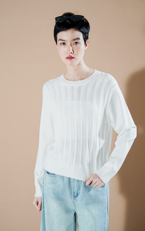 Fifiya Sweater White dari This Is April, sweater rajut lengan panjang warna putih dengan detail tekstur motif gelombang (wavy pattern) di bagian depan.