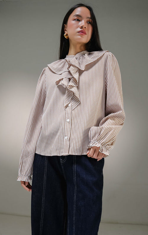 Blouse kemeja lengan panjang wanita This Is April Francesca Top warna cokelat motif kotak-kotak kecil gingham, model lengan puffy balon dengan detail aksen ruffle tumpuk di bagian dada.