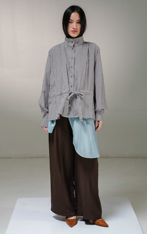 Kemeja lengan panjang wanita This Is April Francesca Top warna cokelat motif kotak-kotak kecil gingham, dilengkapi kancing depan dan detail tali serut aktif yang diikat simpul pita di bagian pinggang.