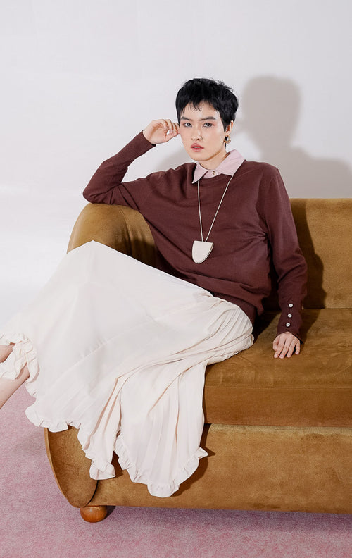 Sweater rajut wanita lengan panjang Gamora Sweater dari This Is April berwarna cokelat tua (dark brown) berdesain minimalis polos dengan potongan leher bulat (crewneck) dan berbahan melar halus 