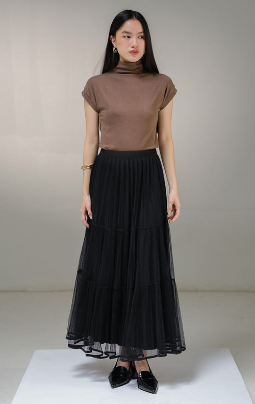 Rok panjang wanita This Is April Gianella Skirt warna hitam, model tiered maxi skirt dengan lapisan luar kain tile tulle transparan bertingkat dan furing dalam bertekstur plisket.