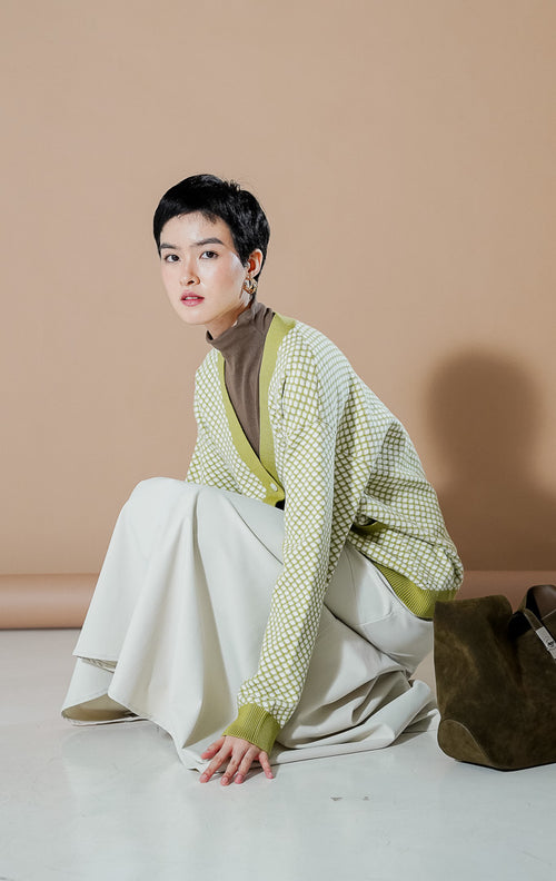 This Is April Gilda Patterned Knit Cardigan warna hijau (Green) kerah V-neck, dipadukan dengan inner cokelat dan rok panjang.